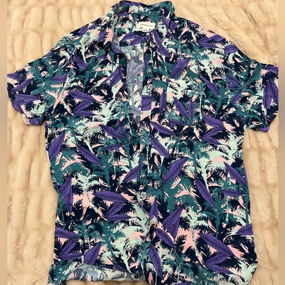 6 Button Shirt Bundle (Different Sizes) - Picture 11 of 16